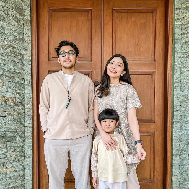 6 Potret Manis Ayu Hastari dan Suami Ini Jarang Tersorot, Sudah 6 Tahun Menikah