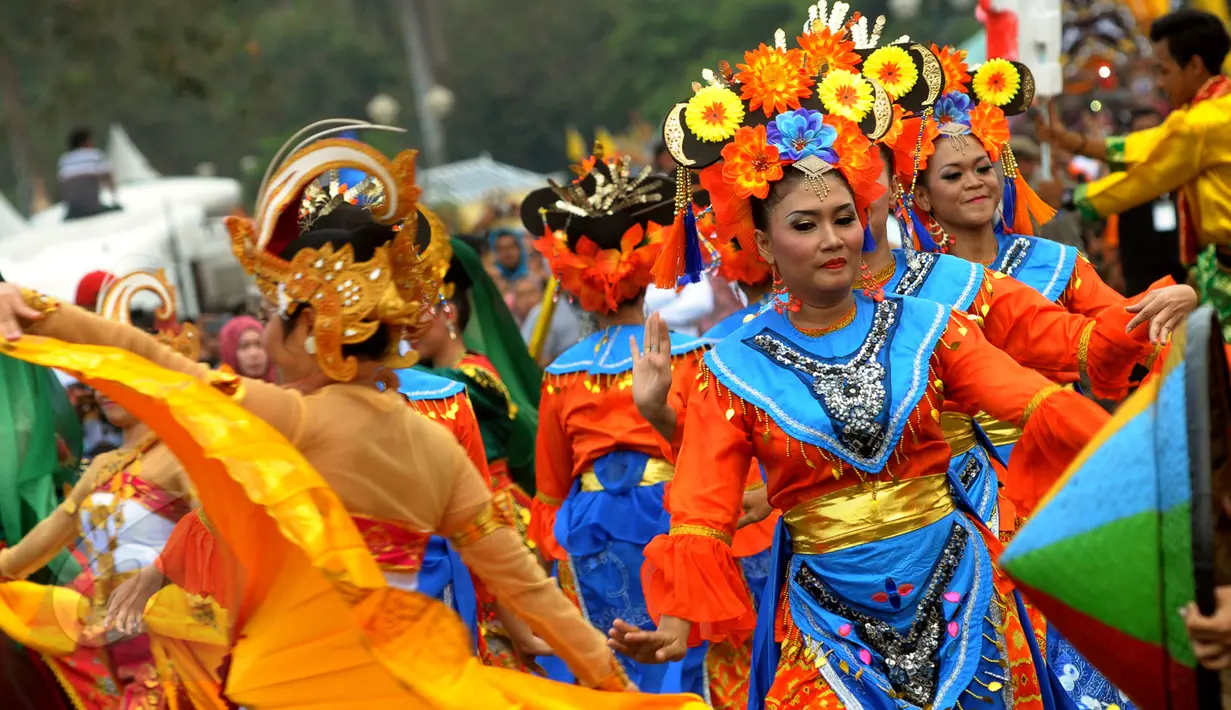Sejumlah penari ikut memeriahkan pawai seni dan budaya Jakarta Karnaval, Minggu (7/6/2015). Pawai Jakarta Karnaval ini dalam rangka perayaan HUT Jakarta ke-488. (Liputan6.com/Faisal R Syam)