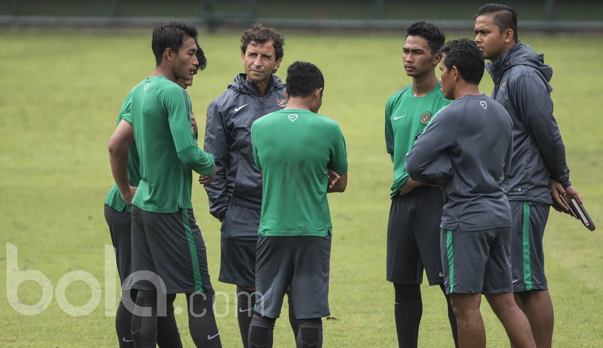 Pelatih Timnas Indonesia U-22, Luis Milla, memanggil Evan Dimas, Hansamu Yama, Bagas Adi dan Hanif Sjahbandi usai latihan di Lapangan SPH Karawaci, Banten, Rabu (10/5/2017). (Bola.com/Vitalis Yogi Trisna)