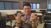Kadiv Humas Polri dan batu akik Sulawesi (Eka Hakim / Liputan6.com)