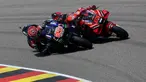 Puasa gelar selama 13 tahun yang dialami Yamaha di ajang MotoGP terobati sudah. Adalah Fabio Quartararo yang memutus paceklik gelar tersebut dengan kemenangannya pada seri MotoGP Jerman 2022 di Sirkuit Sachsenring, Jerman, Minggu (19/6/2022) malam WIB dalam cuaca panas mencapai 35 derajat celcius. (AFP/Ronny Hartmann)