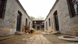 Para pekerja merenovasi rumah-rumah kuno di Distrik Xiangdu di Kota Xingtai, Provinsi Hebei, China, 14 Juli 2020. Pemerintah setempat tahun ini menjalankan proyek renovasi rumah kuno dengan tujuan merevitalisasi rumah-rumah tua dan memelihara warisan budaya arsitektur kuno. (Xinhua/Zhu Xudong)