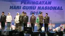 Presiden Joko Widodo (Jokowi) memberikan Tanda Kehormatan Setya Lenca Pendidikan kepada guru yang berjasa  saat Peringatan Hari Guru Nasional 2015, Istora Senayan, Jakarta, Selasa (24/11). (Liputan6.com/Faizal Fanani)