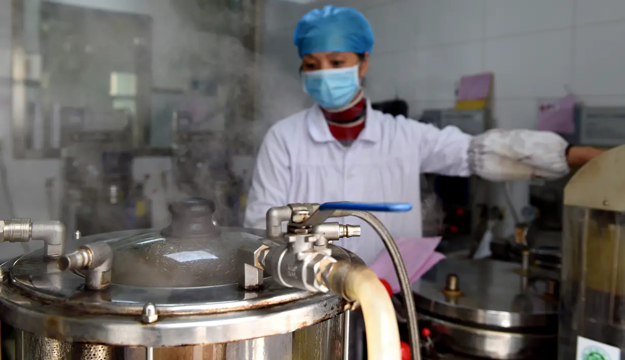 Apoteker mengemas obat tradisional China di Rumah Sakit Afiliasi Pertama Universitas Kedokteran China di Hefei, 24 Februari 2020. RS itu bertanggung jawab meracik, merebus dan mengirim obat tradisional China ke tujuh rumah sakit yang ditunjuk untuk merawat pasien COVID-19 di Hefei. (Xinhua/Zhou Mu)