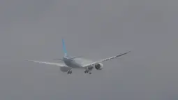 Sebuah pesawat Boeing 777X menghilang ke awan setelah lepas landas pada penerbangan pertamanya di Paine Field, Everett di Washington, Sabtu (25/1/2020). Ini merupakan sebuah langkah maju bagi perusahaan yang prospeknya lebih luas tetap tertutup oleh krisis 737 MAX. (AP/Ted S. Warren)