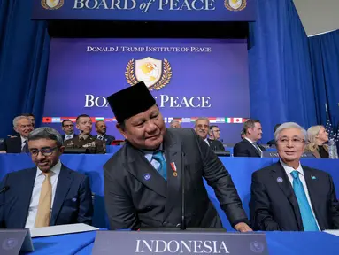 Presiden Republik Indonesia, Prabowo Subianto (tengah) saat menghadiri pertemuan perdana Dewan Perdamaian di Institut Perdamaian Donald J. Trump di Washington DC, Amerika Serikat, pada Kamis 19 Februari 2026. Dalam pertemuan perdana Board of Peace di Amerika Serikat pada Kamis 19 Februari waktu setempat, Presiden Prabowo Subianto menyatakan Indonesia sepenuhnya mendukung rencana 20 poin perdamaian yang digagas Presiden Amerika Serikat (AS) Donald Trump. (Chip Somodevilla/Getty Images North America/Getty Images via AFP)