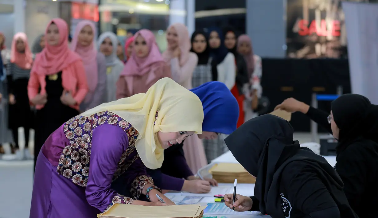 "Enggak, kelima ini akan disaring kembali dengan peserta terpilih dari audisi kota-kota lain. Nantinya akan dipilih sebanyak 25 finalis," ujar salah satu penyelenggara Puteri Muslimah, di SCTV Tower, Senayan, Jakarta. (Adrian Putra/Bintang.com)