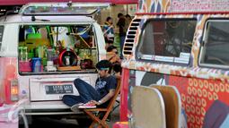 Penjual menunggu pengunjung yang ingin menikmati kuliner di area Food Truck Convoy dalam ajang Indonesia International Motor Show (IIMS) 2015 di JIExpo Kemayoran, Jakarta, Selasa (25/08/2015). (Liputan6.com/Andrian M Tunay)