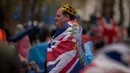 Salah satu warga, Patrick O'Neil berdiri di sepanjang rute Penobatan Raja di The Mall di London, Selasa, 2 Mei 2023 untuk menyaksikan langsung prosesi. (AP Photo/Vadim Ghirda)