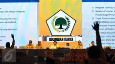 Suasana Rapat Paripurna membahas Tata Tertib Pemilihan Ketua Umum Partai Golkar di arena Munaslub, Bali, Minggu (15/5). Rapat paripurna tersebut diwarnai instruksi dari para anggota partai  dan pembahasan berlangsung alot. (Liputan6.com/Johan Tallo)