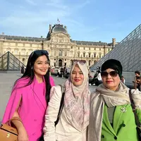 Bergaya chic kala berlibur ke Eropa, simak inspirasi OOTD ala Titi Kamal yang menarik perhatian.