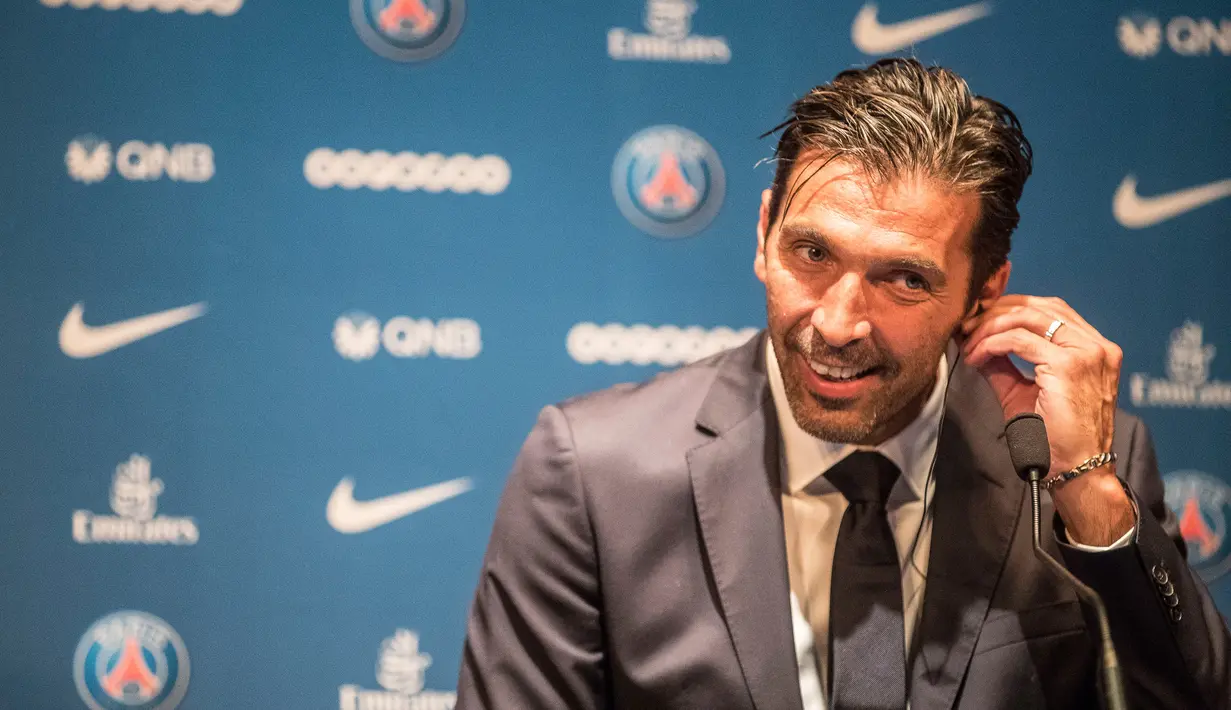 Kiper anyar PSG, Gianluigi Buffon bersiap konferensi pers pada sesi perkenalan di stadion Parc des Princes, Paris, Senin (9/7). Paris Saint-Germain ( PSG) secara resmi memperkenalkan Gianluigi Buffon sebagai pemain baru. (AP/Jean-Francois Badias)