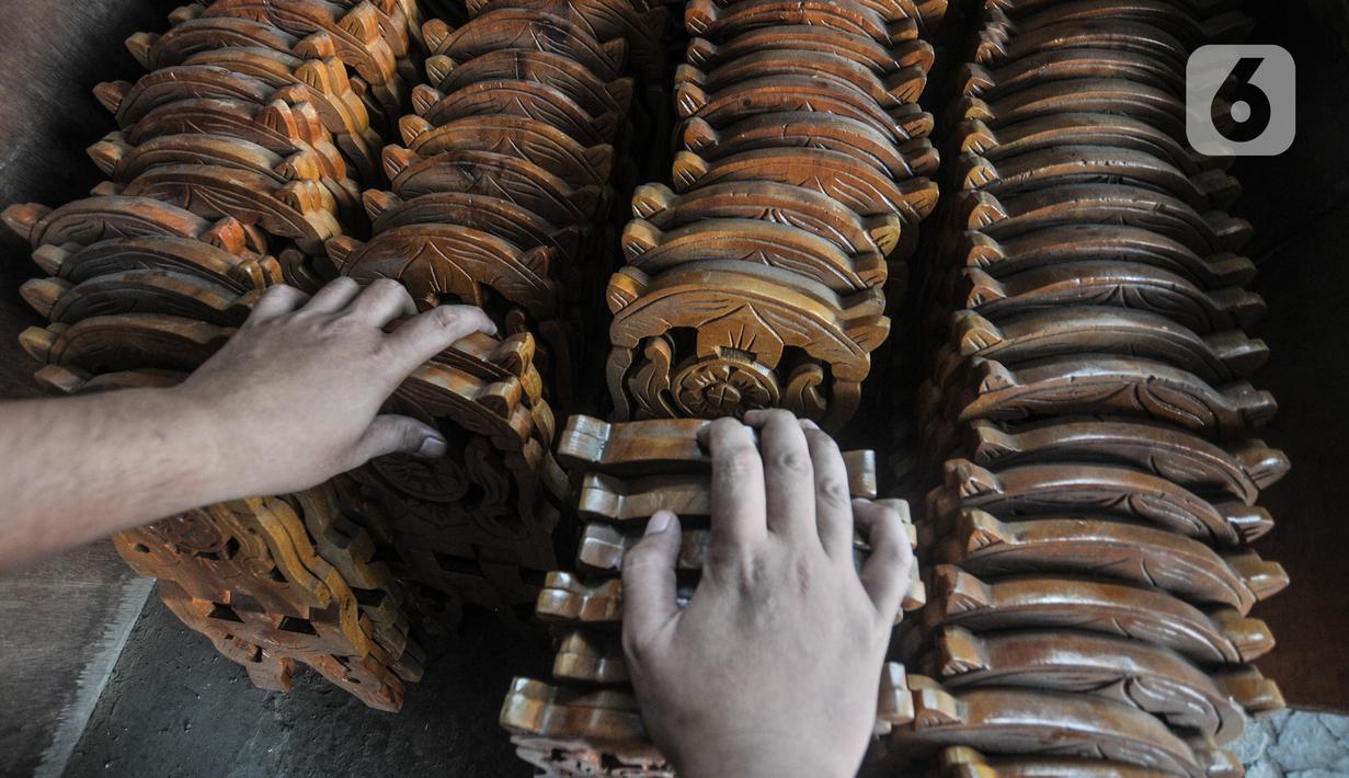 Pekerja menyusun rehal atau meja untuk Al-qur’an yang selesai diproduksi di Toko Mabruri 12, Klender, Jakarta, Rabu (13/4/2022). Penjualan rehal pada Ramadhan kali ini mengalami peningkatan hingga 50 persen dibandingkan tahun sebelumnya. (merdeka.com/Iqbal S Nugroho)
