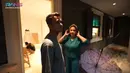 Hujan rintik tak menghalangi Raffi Ahmad dan Nagita Slavina, untuk melihat-lihat rumah baru mereka yang hampir selesai. (Foto: YouTube)