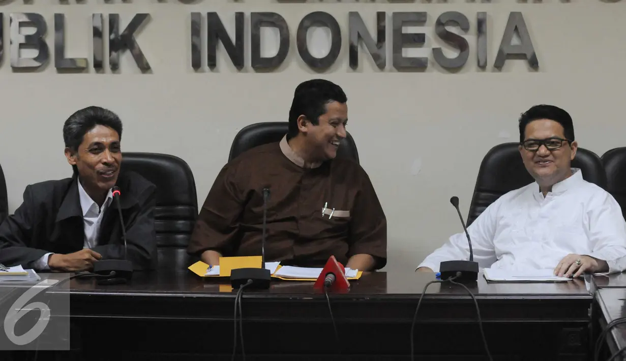 Ketua KPU Husni Kamil Manik (kanan) dan Ketua Bawaslu Muhammad (tengah) saat diskusi publik di Media Center Bawaslu, Jakarta, Jumat (10/6). Diskusi membahas tanggapan dan persiapan teknis penyelenggaraan Pilkada merujuk pada UU (Liputan6.com/Helmi Afandi)