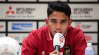 Pemain Timnas Indonesia, Marselino Ferdinan memberikan keterangan saat konferensi pers mengelang laga semifinal Piala AFF 2022 antara Timnas Indonesia melawan Timnas Vietnam yang berlangsung di Stadion Utama Gelora Bung Karno (SUGBK), Jakarta, Kamis (05/01/2023). (Bola.com/Bagaskara Lazuardi)