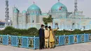 Orang-orang berswafoto di depan Masjid Biru di Mazar-i-Sharif, ibu kota Provinsi Balkh, Afghanistan utara 11/7/2020). Setelah lima bulan ditutup akibat dampak pandemi COVID-19, Masjid Biru baru-baru ini telah dibuka kembali untuk umum. (Xinhua/Kawa Basharat)