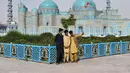 Orang-orang berswafoto di depan Masjid Biru di Mazar-i-Sharif, ibu kota Provinsi Balkh, Afghanistan utara 11/7/2020). Setelah lima bulan ditutup akibat dampak pandemi COVID-19, Masjid Biru baru-baru ini telah dibuka kembali untuk umum. (Xinhua/Kawa Basharat)