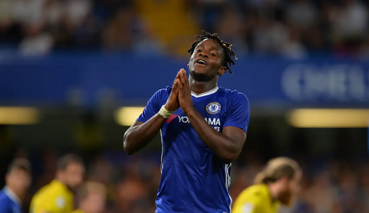 Michy Batshuayi baru bermain selama 67 menit dalam 5 partai bersama Chelsea. Untuk seorang pemain yang didatangkan dari Marseille senilai 33 juta pound, penampilannya belum sesuai harapan. (AFP/Glyn Kirk)