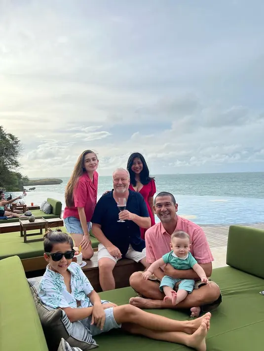 Yasmine Wildblood saat menikmati waktu bersama keluarga dan ayahnya di Bali pada bulan Februari 2023 lalu. Kehadiran anak ketiganya melengkapi kebahagiaan Yasmine dan Abi. Karena sebelumnya telah dikaruniai dua anak perempuan, Seraphina Rose Sumarnaningsih Soerjosoemarno dan anak keduanya Sophia Ayana Dwi Sulistyowati Soerjosoemarno.  [Instagram/yaswildblood]