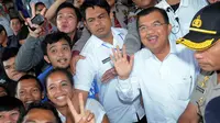 Cawapres nomor urut 2, Jusuf Kalla berfoto bersama dengan para wartawan usai klarifikasi harta kekayaannya. (Liputan6.com/Faisal R Syam)