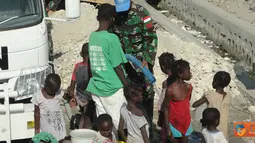 Citizen6, Haiti: Prajurit TNI yang tergabung dalam Satgas Kizi TNI Kontingen Garuda XXXII-A/Minustah tengah melaksanakan tugas sebagai pasukan perdamaian PBB di Haiti selama satu tahun memberikan bantuan air bersih. (Pengirim: Badarudin Bakri)