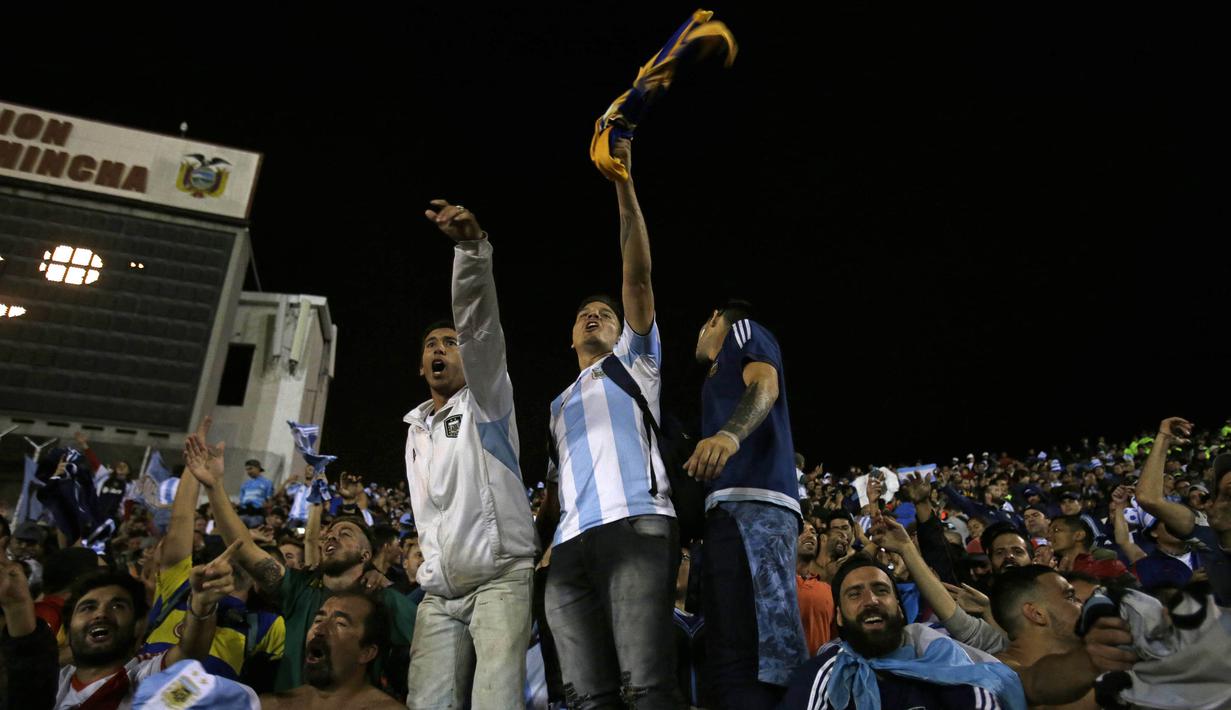 Suporter Argentina merayakan keberhasilan lolos ke Piala Dunia 2018 usai mengalahkan Ekuador di Stadion Olimpico Atahualpa, Quito, Selasa (10/10/2017). Sempat tertinggal, Argentina akhirnya menang 3-1 atas Ekuador. (AP/Dolores Ochoa)