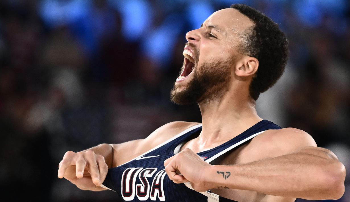 Pebasket Amerika Serikat, Stephen Curry melakukan selebrasi setelah mencetak poin pada pertandingan final Olimpiade Paris 2024 melawan Prancis yang berlangsung di Bercy Arena, Paris, Prancis, Minggu (11/08/2024) dini hari WIB. (AFP/Aris Messinis)