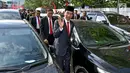 Presiden Joko Widodo menyapa masyarakat saat berjalan menuju lokasi upacara HUT ke-72 TNI di Pelabuhan Indah Kiat, Banten (5/10). Saat berjalan kaki, Presiden tampak melambaikan tangan kepada masyarakat. (Liputan6.com/Pool/Agus Suparto)