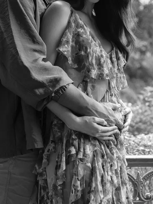 "Beyond blessed and excited to share that we are expecting our little bundle of joy this summer," tulis julstelle dalam unggahan dua foto yang diunggah pada 18 Maret. [Instagram/julstelle]