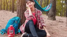 Menikmati keindahan alam di hutan bisa menjadi salah satu alternatif Glenca untuk melepas penas. Gaya penampilannya saat di outdoor pun selalu mencuri perhatian. Dengan berbagai peralatan camping, Glenca terlihat begitu asyik menikmati petualangannya. (Liputan6.com/IG/@glenkachysara)