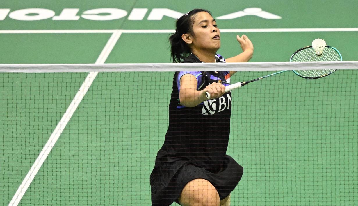 Pebulutangkis Indonesia, Gregoria Mariska Tunjung melakukan pukulan pengembalian ke arah Carolina Marin (Spanyol) dalam pertandingan perempat final tunggal putri turnamen Hong Kong Terbuka 2023 di Coliseum, Hong Kong, Jumat 15 September 2023. (Peter PARKS/AFP)