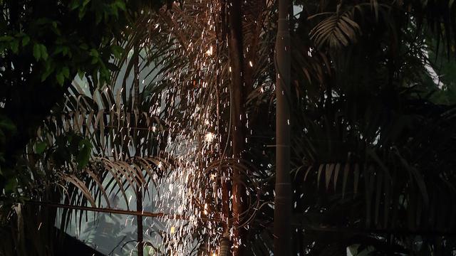 Kabel Listrik Mengeluarkan Percikan Api di Taman Suropati