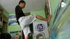 Seorang pria tanpa tangan, menjadi inspirasi lantaran karya lukisnya mampu dikenal hingga ke 45 negara di dunia.