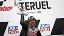 Pembalap Petronas Yamaha, Franco Morbidelli, melakukan selebrasi di atas podium usai menjuarai balapan MotoGP Teruel, Minggu (25/10/2020). Morbidelli berhasil finis pertama dengan catatan waktu 41 menit 47,652 detik. (AP/Jose Breton)