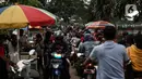 Warga memadati ruang kota Jalan Inpeksi Tanah Kusir, Jakarta, Senin (19/4/2021). Jalan Inpeksi Tanah Kusir ini menjadi salah satu tempat pilihan warga untuk menghabiskan waktu sembari menunggu berbuka puasa atau ngabuburit. (Liputan6.com/Johan Tallo)