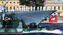 Kapal perang Rusia berlayar selama parade Hari Angkatan Laut di Sungai Neva, Saint Petersburg, Rusia, Minggu (29/7). (Kirill Kudryavtsev/AFP)