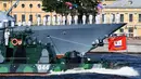 Kapal perang Rusia berlayar selama parade Hari Angkatan Laut di Sungai Neva, Saint Petersburg, Rusia, Minggu (29/7). (Kirill Kudryavtsev/AFP)