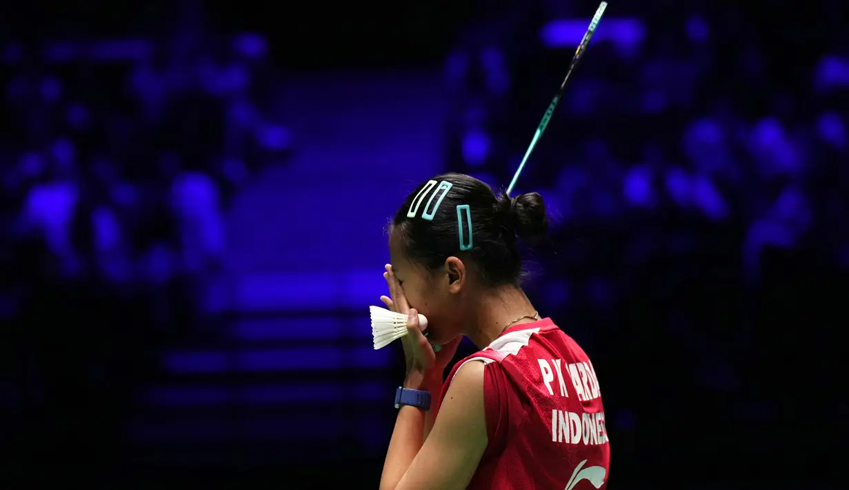 Putri Kusuma Wardani dari Indonesia merayakan kemenangan setelah mengalahkan Pusarla Venkata Sindhu (India) dalam pertandingan perempat final tunggal putri Kejuaraan Dunia Bulu Tangkis BWF di Adidas Arena, Paris, Prancis, pada 29 Agustus 2025. (Dimitar DILKOFF/AFP)