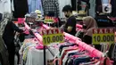 Calon pembeli memilih pakaian impor bekas di Metro Atom Pasar Baru, Jakarta, Selasa (19/7/2022). Wakil Ketua DPR RI Bidang Korinbang Rachmat Gobel menyayangkan Indonesia masih melakukan impor pakaian bekas. (Liputan6.com/Faizal Fanani)