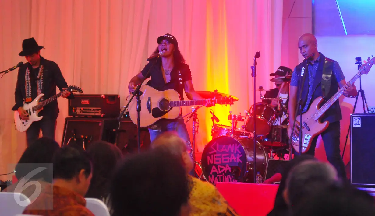 Acara penutupan perdagangan Bursa Efek Indonesia (BEI) dimeriahkan oleh kehadiran Band Slank, Jakarta, Jumat (30/12).(Liputan6.com/Angga Yuniar)