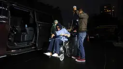 Tiba pada Kamis (22/1/2026) sekitar pukul 18.45 WIB, Samira Farahnaz atau yang biasa dikenal sebagai Dokter Detektif alias Doktif datang menggunakan bantuan kursi roda. Tampak dalam foto, Samira Farahnaz atau yang biasa dikenal sebagai Dokter Detektif alias Doktif saat tiba di Mapolres Metro Jakarta Selatan, Kamis (22/1/2026). (Kapanlagi.com/Budy Santoso)