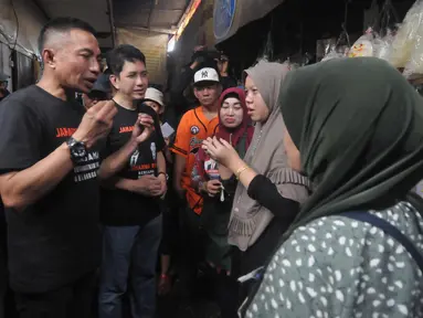 Pasangan calon gubernur dan calon wakil gubernur nomor urut 2, Dharma Pongrekun-Kun Wardana saat berkampanye ke pasar Serdang, Jakarta Pusat, Rabu (25/9/2024). (merdeka.com/Imam Buhori)