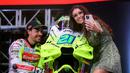 <p>Pembalap MotoGP, Franco Morbidelli berfoto bersama dengan kekasihnya, Francesca dalam launching tim Pertamina Enduro VR46 yang berlangsung di Balai Kartini, Jakarta, Sabtu (25/01/2025). (Bola.com/Bagaskara Lazuardi)</p>