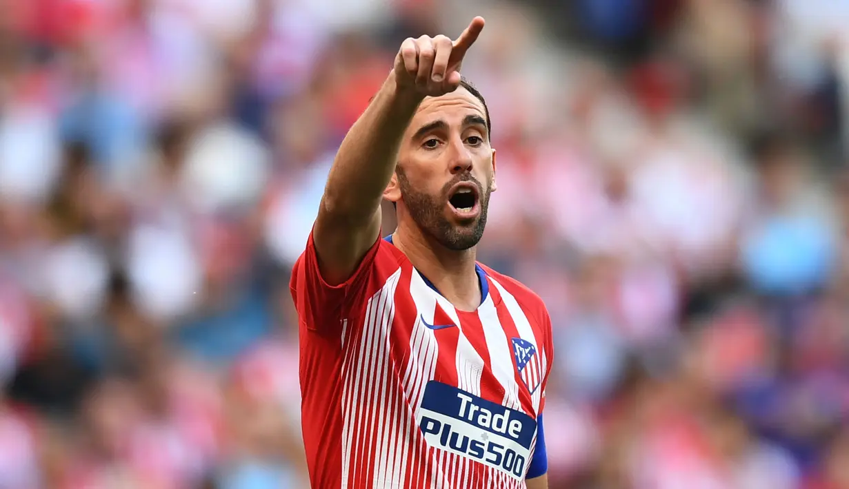 5. Diego Godin (Atletico Madrid) - Kapten Los Rojiblancos ini resmi meninggalkan klub yang telah dibelanya sejak tahun 2010 lalu. Pemain berusia 33 tahun itu dikabarkan akan segera melanjutkan kariernya di Inter Milan. (AFP/Gabriel Bouys)