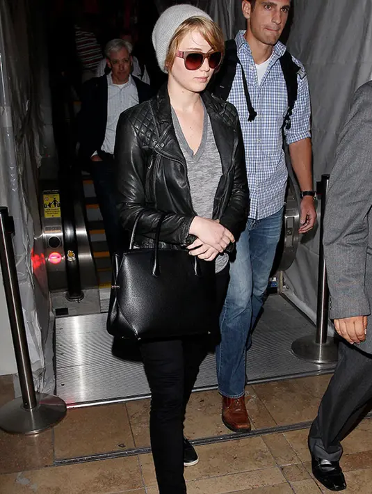 Jennifer Lawrence menggunakan gaya cewek keren dengan jeans hitam dan jaket kulit motornya. Ia menambahkan beanie yang membuatnya terlihat semakin keren. (www.huffingtonpost.co.uk)