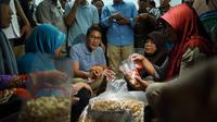 Sandiaga Uno mengunjungi sentra pengusaha kecil dan menengah kacang mete di Wonogiri, Selasa 29 Januari 2019. (Merdeka/Muhammad Genantan Saputra)
