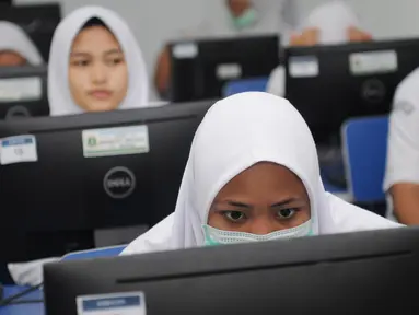 Sejumlah siswa mengikuti ujian nasonal berbasis komputer (UNBK) di SMA 12 Cilenggang, Serpong, Tangerang, Senin (9/4). UNBK sekolah menengah atas (SMA) dan madrasah aliyah (MA) berlangsung dari 9-12 April 2018. (Merdeka.com/Arie Basuki)