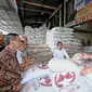 Presiden Joko Widodo (Jokowi) melakukan pengecekan ketersediaan Cadangan Beras Pemerintah (CBP) yang disalurkan dalam program Stabilisasi Pasokan dan Harga Pangan (SPHP) di Pasar Induk Beras Cipinang (PIBC). (Dok Bulog)
