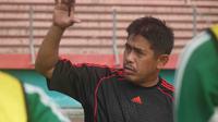 Pelatih tim Pra PON Jatim, Hanafing, yakin timnya lolos ke putaran final PON 2016 Jabar. (Bola.com/Zaidan Nazarul)